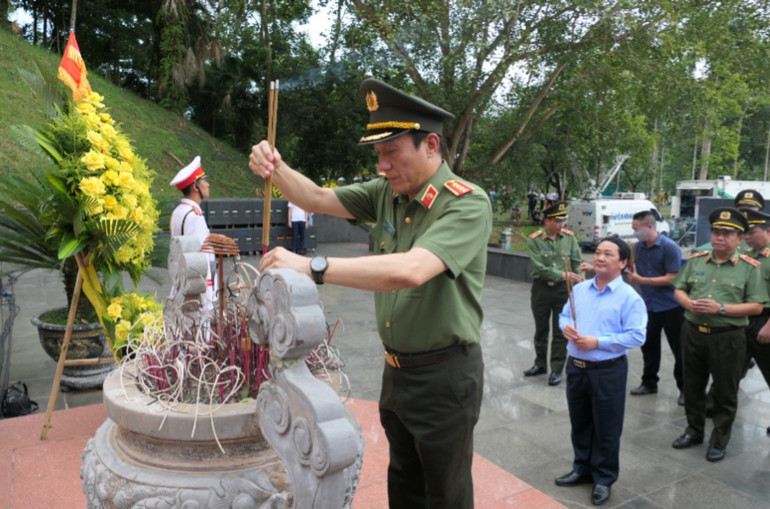 Đại tướng Lương Tam Quang đến dâng hương tưởng niệm các liệt sĩ Công an nhân dân tại Tượng đài Bảo vệ an ninh Tổ quốc. a402-9118.jpg