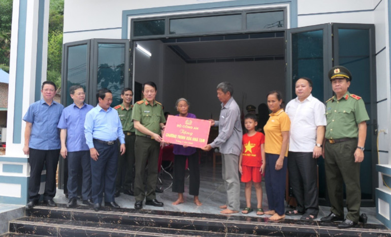 Đồng chí Lương Tam Quang bàn giao nhà trong chương trình xóa nhà tạm cho hộ gia đình ông Nguyễn Văn Luận, xã Minh Thanh, tỉnh Tuyên Quang. a404-8414.jpg