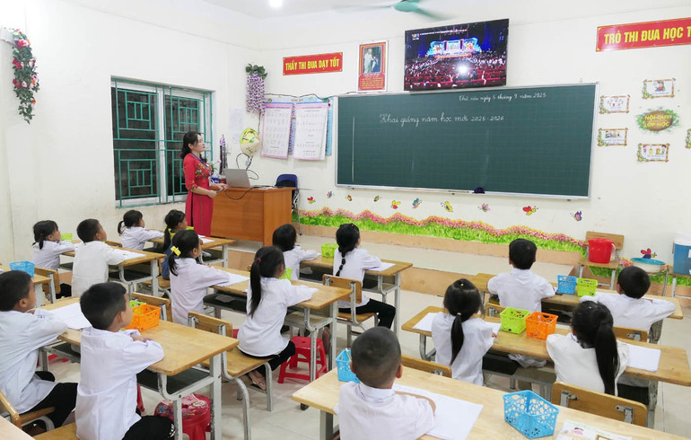 開会式の後、学生たちは教室に入り、ハノイの国立コンベンションセンターから、教育分野の伝統の80周年と2025-2026年の新学年の開校のライブ中継を視聴しました。 a126.jpg
