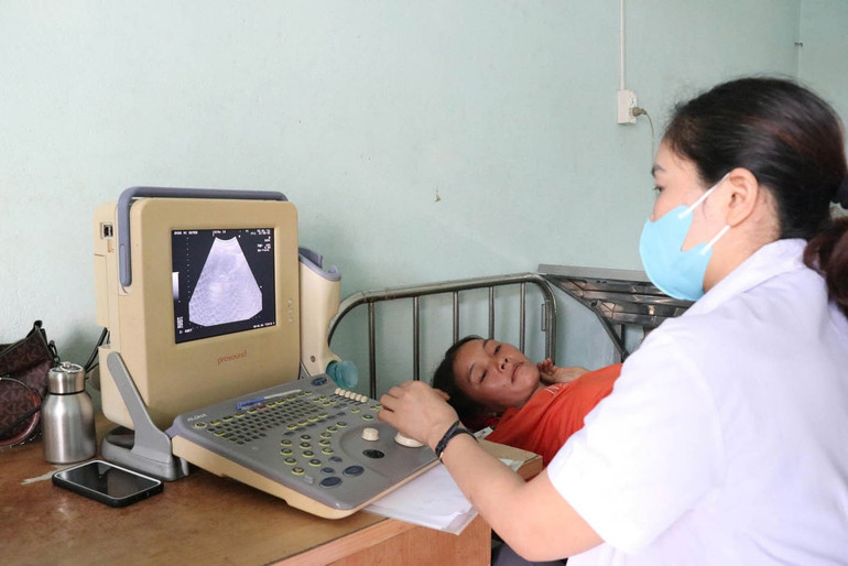 Người dân được khám sức khỏe bằng các thiết bị y tế hiện đại. a700.jpg