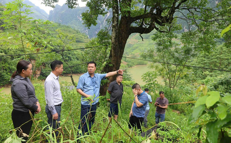 Lãnh đạo xã Đồng Văn kiểm tra thực tế khu vực có nguy cơ sạt lở cao tại thôn Tà Làng. a123.jpg