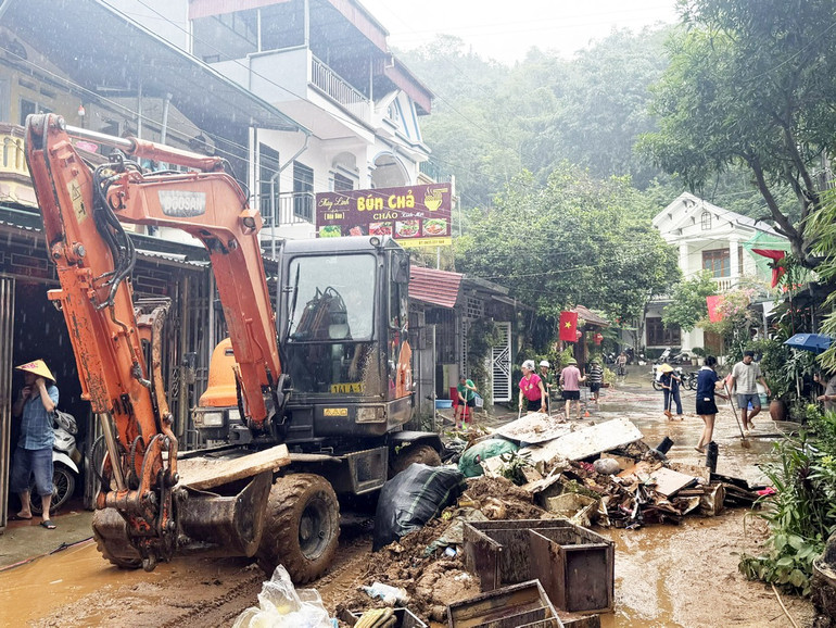 ৩রা অক্টোবর, হা গিয়াং ওয়ার্ড ১ এবং ২-এর সমস্ত পাড়ার দলগুলি গলির আবর্জনা এবং কাদা পরিষ্কারে অংশগ্রহণের জন্য লোকেদের একত্রিত করে। a2.jpg