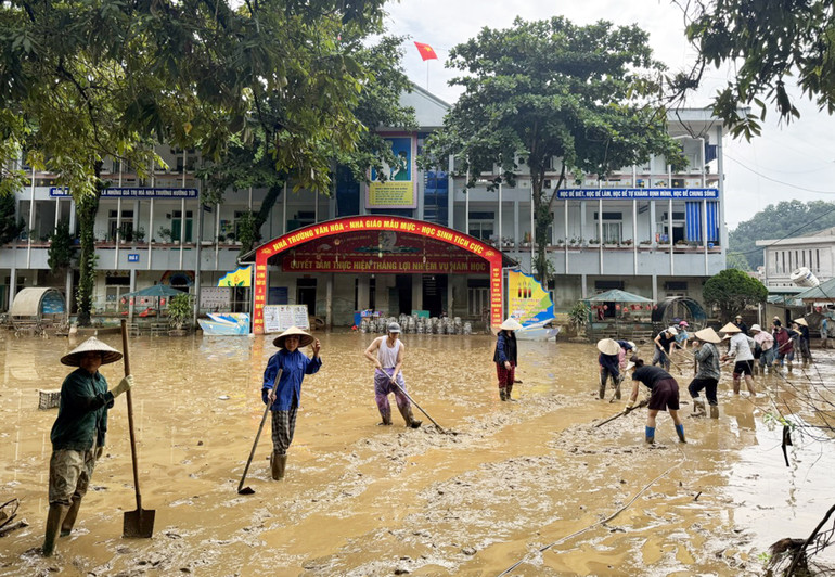 সাম্প্রতিক বন্যায় কোয়াং ট্রুং প্রাথমিক বিদ্যালয়ের ব্যাপক ক্ষতি হয়েছে। বন্যার পর, স্কুলটি কাদা ও ধ্বংসাবশেষ পরিষ্কার করার জন্য কর্মী, শিক্ষক এবং অভিভাবকদের একত্রিত করে যাতে শিক্ষার্থীরা শীঘ্রই স্কুলে ফিরে আসতে পারে। a8.jpg