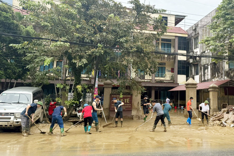টুয়েন কোয়াং প্রাদেশিক স্বাস্থ্য বিভাগের কর্মীরা হা গিয়াং ১ নম্বর ওয়ার্ডের ২ নম্বর সুবিধা থেকে বর্জ্য এবং কাদা সংগ্রহ করছেন। a5.jpg