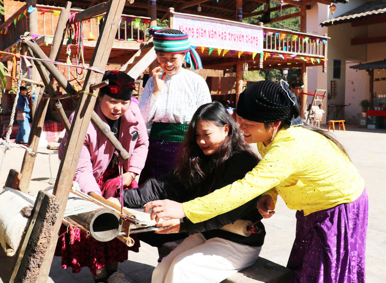นักท่องเที่ยวเพลิดเพลินกับประสบการณ์งานหัตถกรรมทอผ้าลินินของกลุ่มชาติพันธุ์ม้งที่พิพิธภัณฑ์ดงวาน ตำบลดงวาน a18.jpg