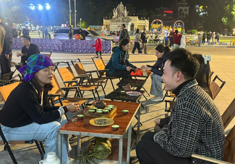 นักท่องเที่ยวเพลิดเพลินกับการจิบชาที่ร้านชาที่ 26/3 Square, Ha Giang 1 Ward, Tuyen Quang Province a21.jpg