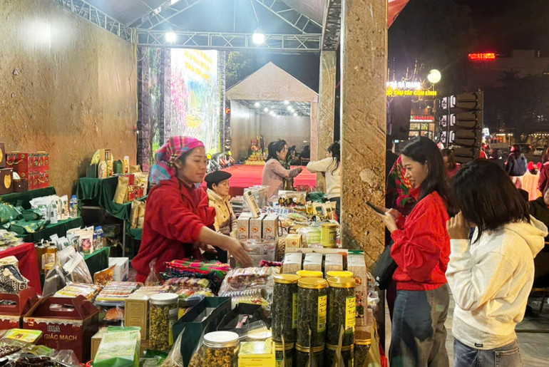 นักท่องเที่ยวเยี่ยมชมบูธแสดงสินค้า OCOP ของจังหวัดเตวียนกวาง a17.jpg