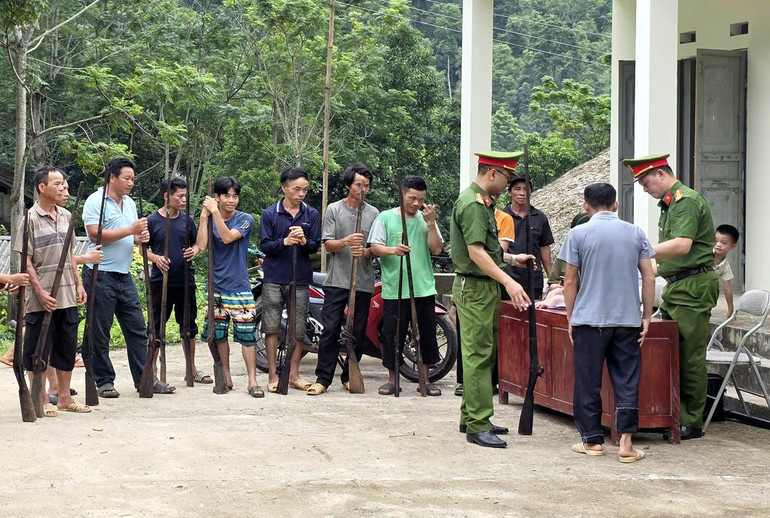 Xã Thuận Hòa thành lập các điểm tiếp nhận vũ khí tại trụ sở thôn bản. a14.jpg