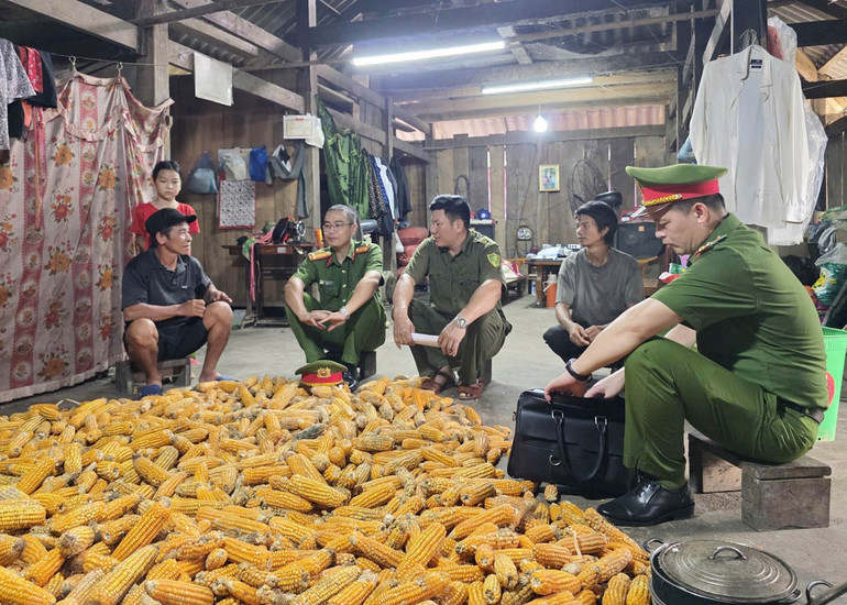 Lực lượng Công an xã Thuận Hòa đến từng hộ dân tuyên truyền, vận động giao nộp vũ khí, vật liệu nổ. a13.jpg