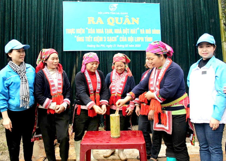 Các chi hội phụ nữ ở các xã vùng cao tỉnh Tuyên Quang nhân rộng mô hình "Ống tiết kiệm 3 sạch". a124.jpg