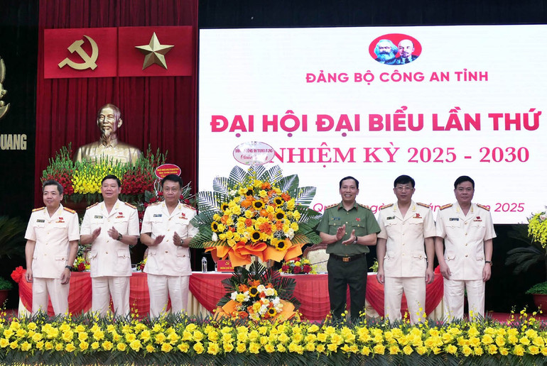 Đồng chí Thượng tướng Lê Văn Tuyến, Thứ trưởng Công an tặng hoa chúc mừng đại hội. a-158.jpg