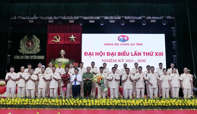 Ban Chấp hành Đảng bộ Công an tỉnh Tuyên Quang ra mắt đại hội. a153.jpg