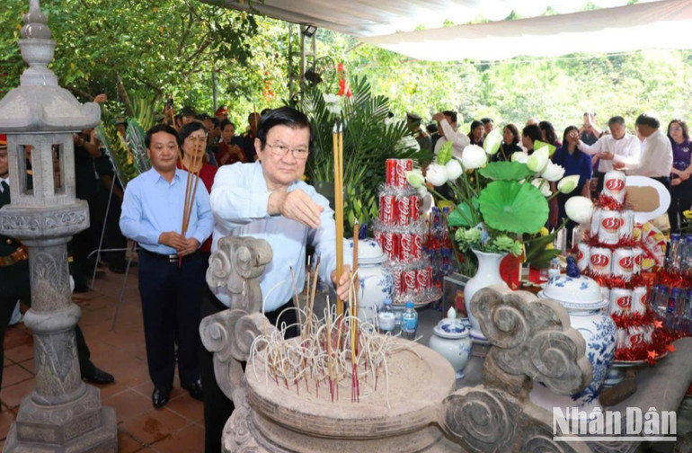 Nguyên Chủ tịch nước Trương Tấn Sang và Đoàn công tác tỉnh Tuyên Quang viếng các Anh hùng liệt sĩ tại Đền thờ các Anh hùng liệt sĩ mặt trận Vị Xuyên tại điểm cao 468, xã Thanh Thủy. a1-7205.jpg