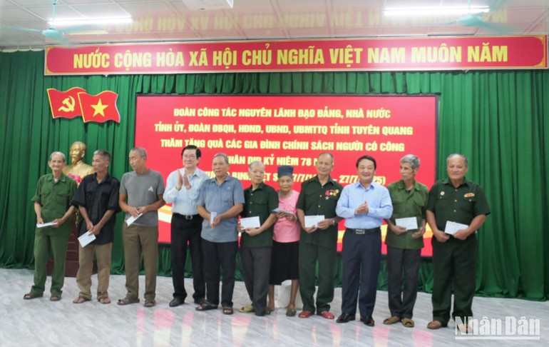 Nguyên Chủ tịch nước Trương Tấn Sang và Bí thư Tỉnh ủy Tuyên Quang Hầu A Lềnh tặng quà cho các gia đình chính sách, người có công xã Thanh Thủy. a5-8744.jpg