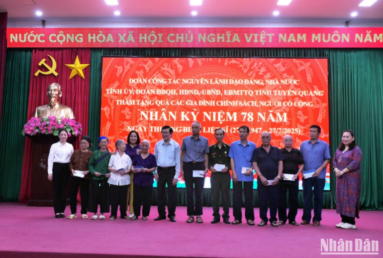 Nguyên Chủ tịch nước Trương Tấn Sang và lãnh đạo tỉnh Tuyên Quang tặng quà cho các gia đình chính sách, người có công tại phường Hà Giang 2. a3-7303.jpg