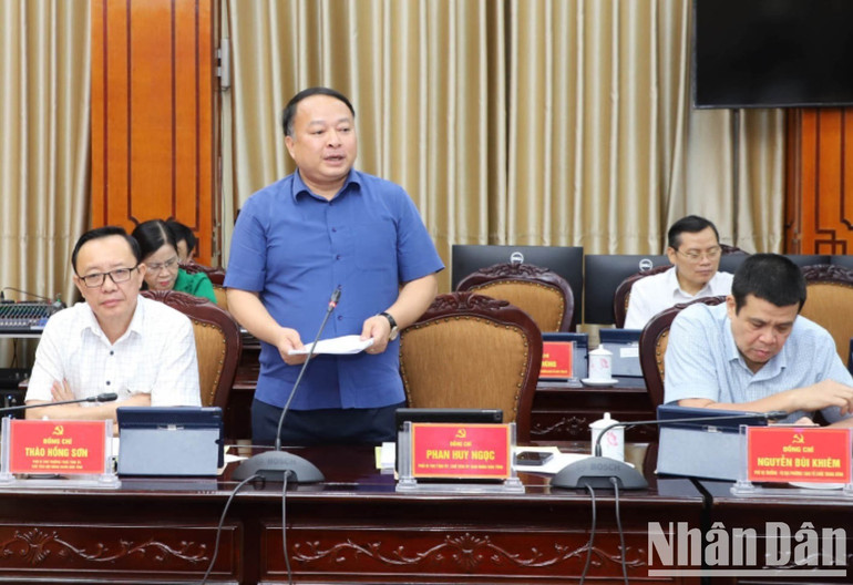 Đồng chí Phan Huy Ngọc, Chủ tịch Ủy ban nhân dân tỉnh Hà Giang phát biểu ý kiến tại hội nghị. a64-1048.jpg