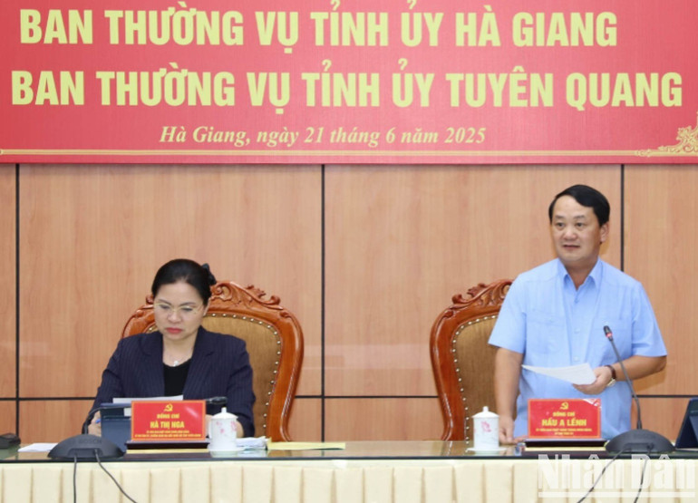 Các đồng chí Hà Thị Nga, Bí thư Tỉnh ủy Tuyên Quang; Hầu A Lềnh, Bí thư Tỉnh ủy Hà Giang chủ trì hội nghị. a61-5162.jpg