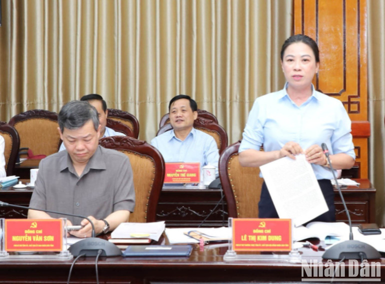 Các đại biểu dự họp phát biểu cho ý kiến vào dự thảo báo cáo chính trị Ban Chấp hành Đảng bộ tỉnh Tuyên Quang (sau khi hợp nhất 2 tỉnh). a63-588.jpg