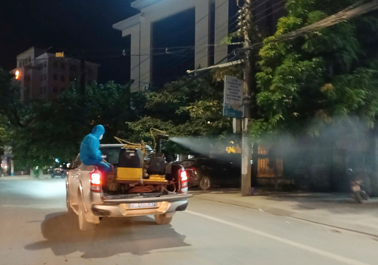 Trung tâm Kiểm soát bệnh tật tỉnh Tuyên Quang sử dụng máy công suất lớn phun tiêu độc, khử trùng trên các tuyến phố thuộc phường Hà Giang 2. a63.jpg