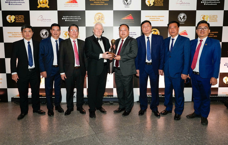 Președintele Comitetului Popular al Provinciei Tuyen Quang, Phan Huy Ngoc, a primit cupa câștigătorului la categoria „Destinație culturală de top din lume 2025”. a81.jpg