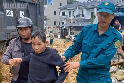Các lực lượng hỗ trợ di dời người và tài sản tại các bản của xã Muổi Nọi, tỉnh Sơn La đến nơi an toàn. (Ảnh: QUỐC TUẤN-QUỲNH LIÊN)