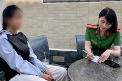 Công an phường Hương Trà làm việc với nạn nhân.