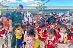 Bộ đội Biên phòng thành phố Đà Nẵng mang Tết Trung thu đến cho trẻ em vùng biên.