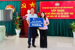 Công ty Điện lực Khánh Hoà ủng hộ đồng bào bị thiệt hại do bão số 10. 