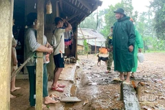 Chủ tịch Ủy ban nhân dân xã Trà Đốc Phan Duy Hưng trực tiếp đến nhà vận động người dân di dời tránh trú bão an toàn.