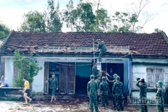 Các lực lượng khẩn trương hỗ trợ người dân ở phường Bàn Thạch sửa chữa lại những hư hỏng do gió lốc gây ra.