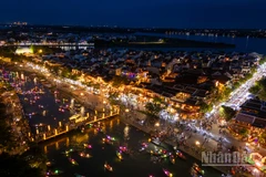 Một góc phố cổ Hội An nhìn từ trên cao về đêm.