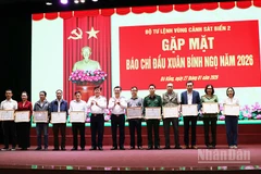 Các tập thể được Bộ Tư lệnh Vùng Cảnh sát biển 2 trao tặng giấy khen.