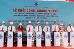 Các đại biểu bấm nút khởi công công trình Khu tái định cư.