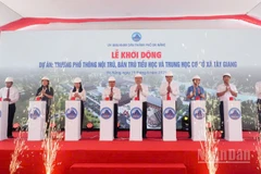 Các đại biểu thực hiện nghi thức ấn nút khởi động dự án.