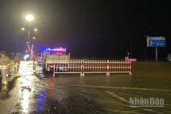 Phòng Cảnh sát giao thông đã triển khai lực lượng phân luồng giao thông trên tuyến Quốc lộ 1A nhằm bảo đảm an toàn và thông suốt trên tuyến.