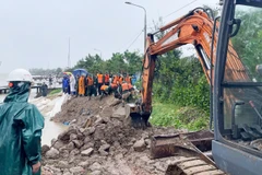 Các lực lượng khẩn trương gia cố tạm thời các vị trí sạt lở bờ kè tại xã Duy Nghĩa.