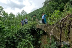 Chính quyền xã Trà Đốc kiểm tra các điểm có nguy cơ sạt lở cao trên địa bàn.
