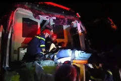 Cảnh sát Phòng cháy, chữa cháy và Cứu nạn, cứu hộ Công an thành phố Đà Nẵng cứu nạn người bị thương trong vụ tai nạn.