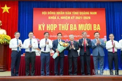 Lãnh đạo tỉnh Quảng Nam tặng hoa cho Chủ tịch Ủy ban nhân dân tỉnh Quảng Nam Lê Văn Dũng.