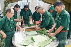 Cán bộ, hội viên Hội Cựu chiến binh phường Hương Trà tham gia gói bánh tét tại Chương trình “Xuân sẻ chia-Tết nghĩa tình” nhân dịp xuân Bính Ngọ 2026.