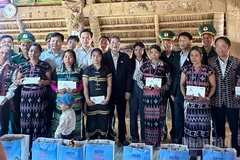 Phó Chủ tịch Quốc hội Nguyễn Đức Hải tặng quà người dân bị thiệt hại do thiên tai tại xã Hùng Sơn.