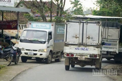 Việc làn đường chỉ rộng 3,5m nhưng có nhiều xe tải trọng lưu thông khiến việc tránh nhau gây ách tắc giao thông cục bộ trên tuyến ĐT.615.