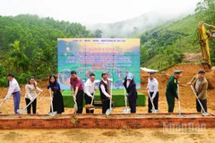 Các đại biểu thực hiện nghi thức động thổ khởi công Triển khai “Chiến dịch Quang Trung” tại xã Trà Tân.