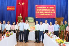 Đồng chí Ngô Xuân Thắng, Phó Bí thư Thành ủy Đà Nẵng cùng đoàn công tác tặng quà cho Đảng ủy xã Trà Tân.