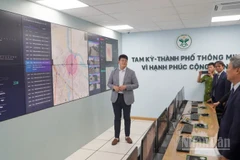 Các đại biểu tham gia tìm hiểu thực tế vận hành của Trung tâm điều hành đô thị thông minh tại phường Tam Kỳ.