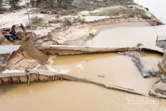 Mưa lũ đã làm cầu Bà Ngân trên Quốc lộ 14H nối liền xã Nam Phước với phường Hội An và phường Điện Bàn Đông, thành phố Đà Nẵng bị sập mố cầu và đường dẫn.