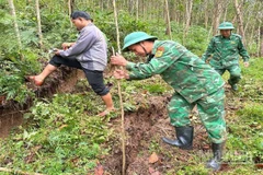 Lực lượng chức năng xã Đắc Pring kiểm tra khảo sát thực tế vết nứt tại thôn 57. 