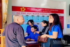 Tuổi trẻ Hương Trà hướng dẫn, hỗ trợ người dân tại Trung tâm phục vụ hành chính công phường Hương Trà với tinh thần xung kích, tình nguyện và trách nhiệm.