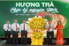 Lãnh đạo Hội đồng nhân dân thành phố Đà Nẵng tặng lẵng hoa chúc mừng Đảng bộ, chính quyền và nhân dân phường Hương Trà.