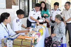 Bộ Tư lệnh Vùng Cảnh sát biển 2 tổ chức khám bệnh, cấp thuốc miễn phí cho nhân dân trên địa bàn.
